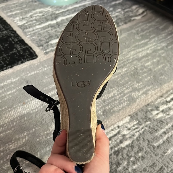 UGG strapped black wedge sandals size 8.5 - Picture 6 of 8